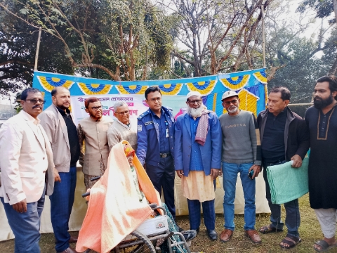 বীরগঞ্জে শীতার্তদের মাঝে কম্বল বিতরণ করল মডেল প্রেসক্লাব