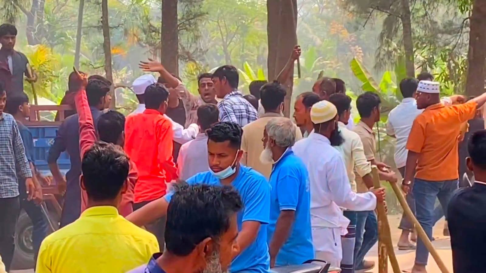 জয়পুরহাটে ফুটপাত দখলমুক্ত করতে অভিযান