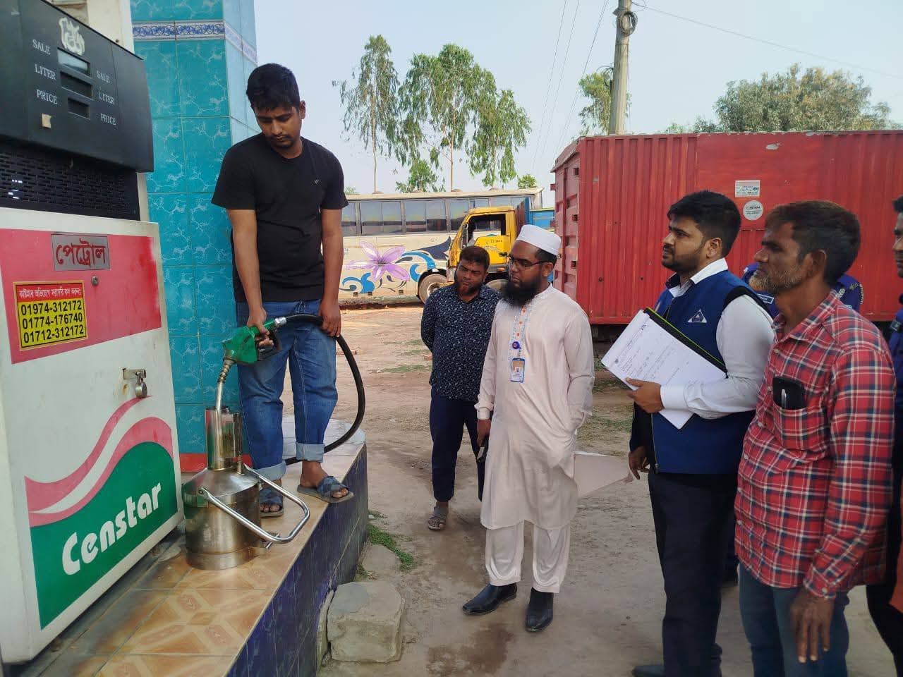 রাণীশংকৈলে রফিক পাম্পে তেল ওজনে কম দেওয়ায় ভ্রাম্যমান আদালতের ২০ হাজার টাকা জরিমানা