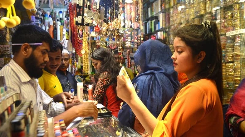 ঈদকে সামনে রেখে সিরাজগঞ্জের বাজারে কেনাকাটার জোয়ার