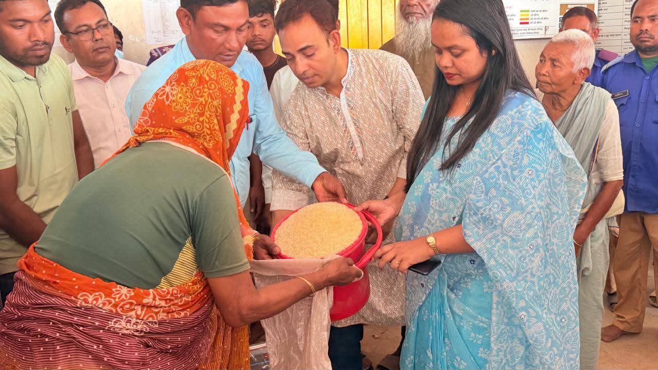 ঈদ উপলক্ষে বীরগঞ্জে ৭০ হাজার পরিবারের মাঝে ভিজিএফ চাল বিতরণ শুরু