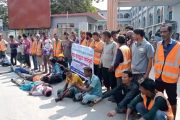 ৪ দফা দাবিতে জয়পুরহাট পৌরসভার শ্রমিকদের মানববন্ধন