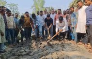 কোদাল কাঁধে সড়ক সংস্কারে যুবদল, অবহেলিত সড়কে ফিরল চলাচলের স্বস্তি