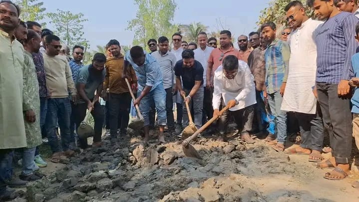 কোদাল কাঁধে সড়ক সংস্কারে যুবদল, অবহেলিত সড়কে ফিরল চলাচলের স্বস্তি