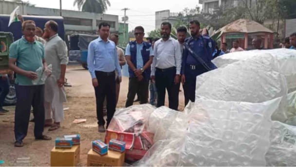 ঘোড়াঘাটে স্কুলের ভেতরে অবৈধ সেমাই ও সয়াবিন তেল কারখানায় অভিযান, জরিমানা ও সিলগালা