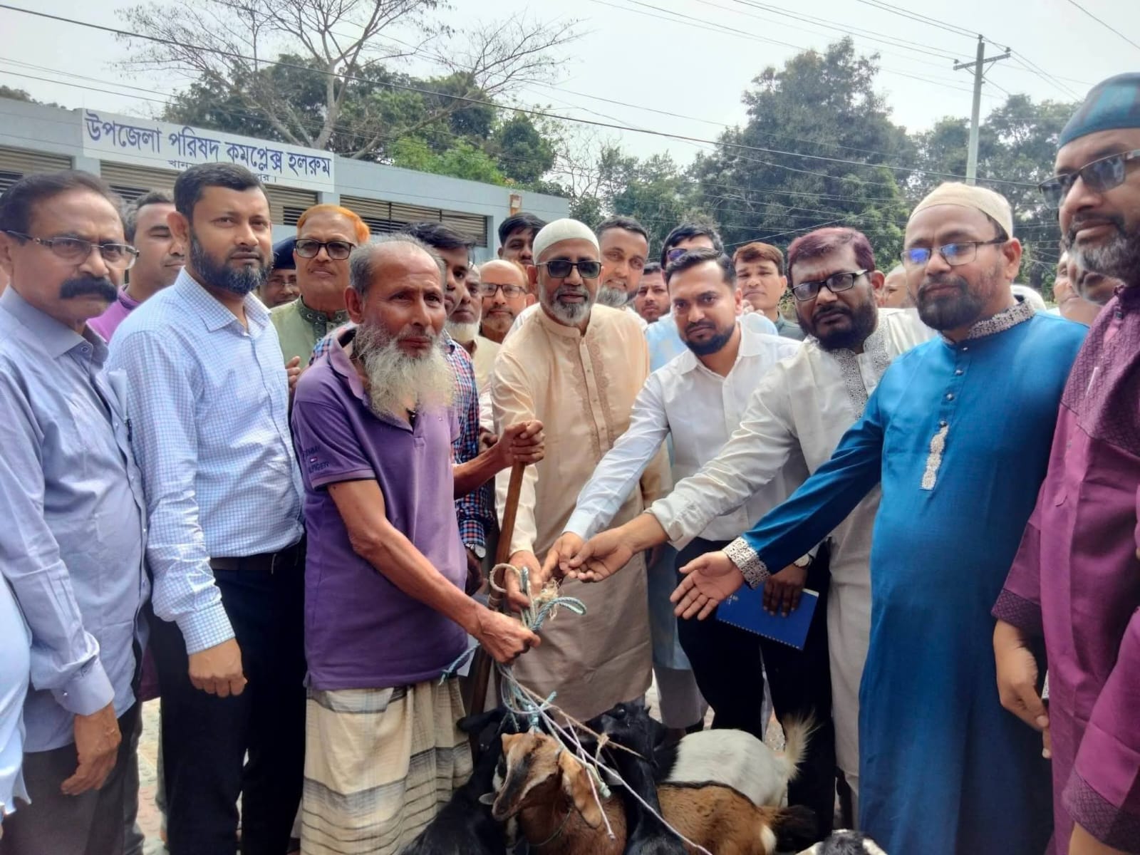 খানসামা উপজেলায় ভিক্ষাবৃত্তি বন্ধে ব্ল্যাক বেঙ্গল ছাগল ও আর্থিক সহায়তা বিতরণ