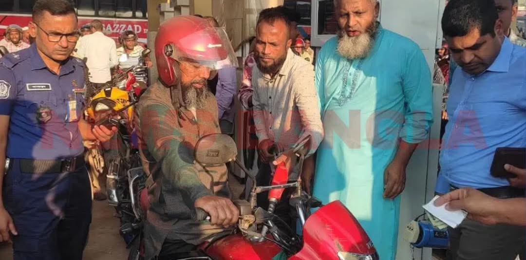 গাইবান্ধায় তেল সরবরাহে কড়াকড়ি, তিন দিন পর সীমিত বিক্রি শুরু