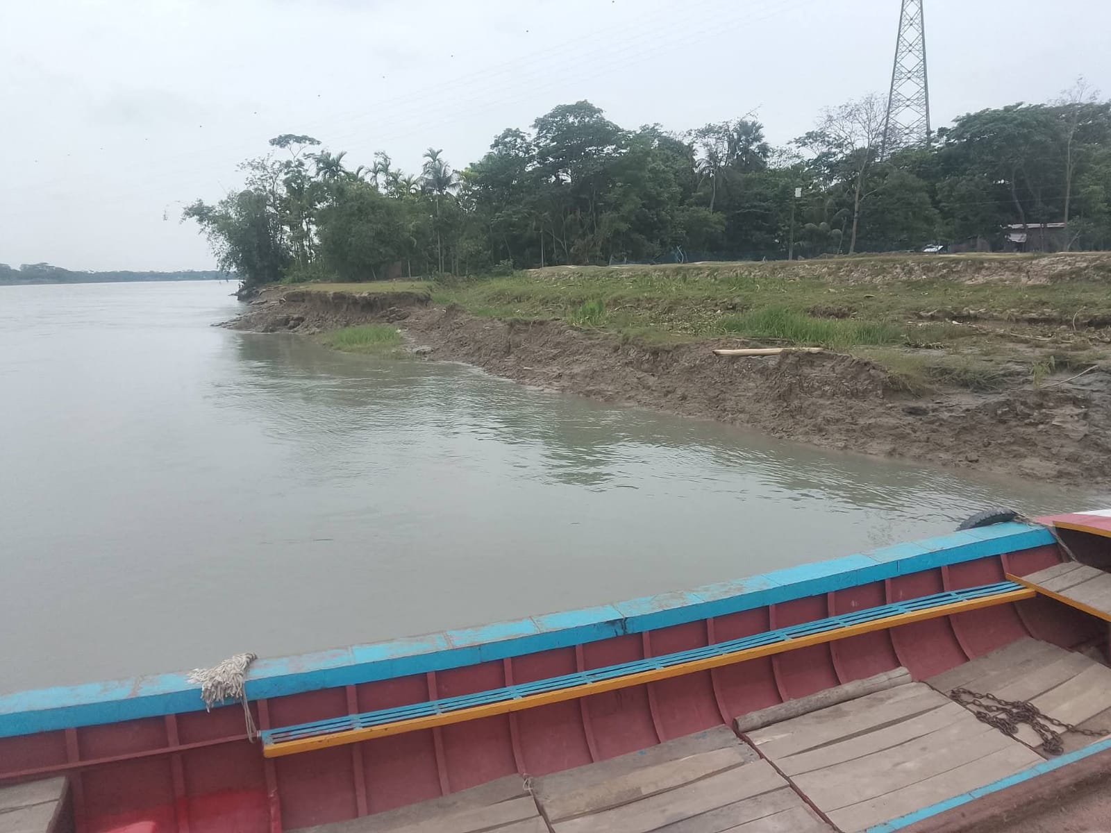 পান্ডব নদীর করাল গ্রাসে বিলিন হচ্ছে বাকেরগঞ্জের লক্ষ্মীপাশা বাজার ও সড়ক