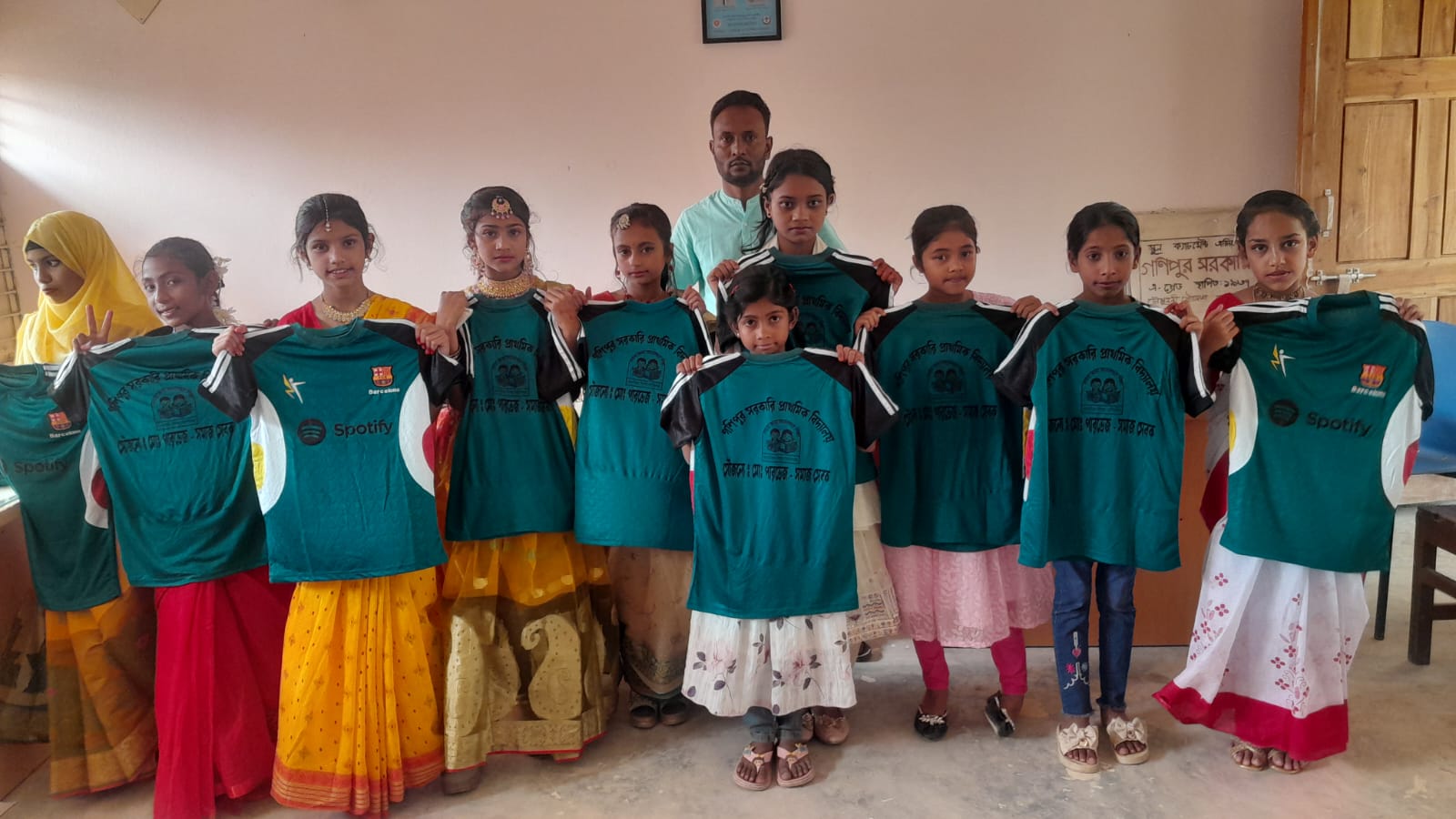 গনিপুর সরকারি প্রাথমিক বিদ্যালয়ে শিক্ষার্থীদের মাঝে জার্সি বিতরণ