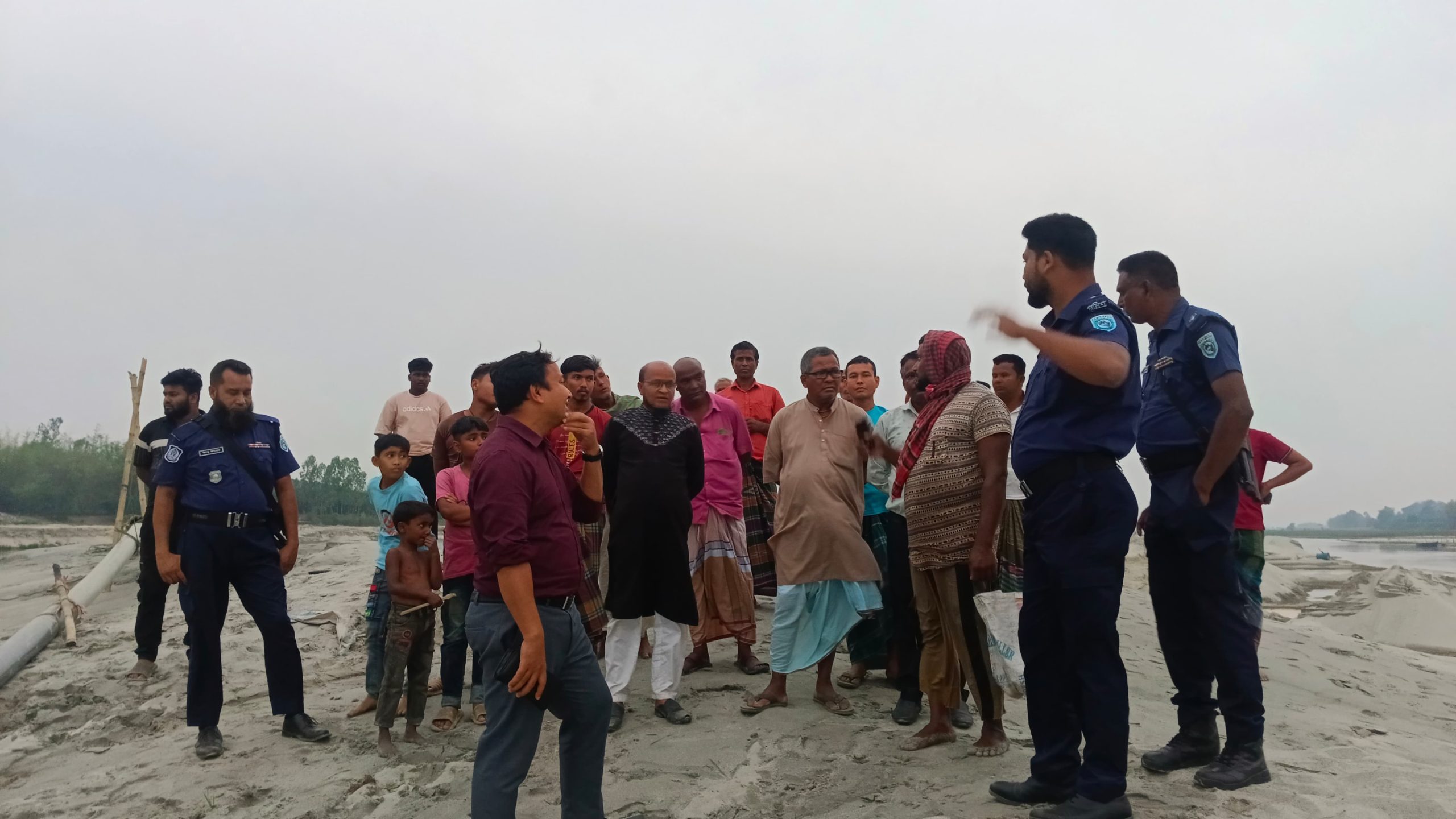 বীরগঞ্জে অবৈধ ড্রেজার আটক, মামলা দায়েরের নির্দেশ