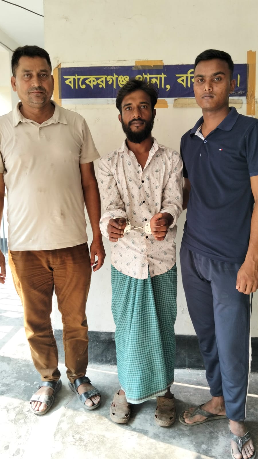 বাকেরগঞ্জে ১০ বছরের সাজাপ্রাপ্ত পলাতক আসামি গ্রেফতার