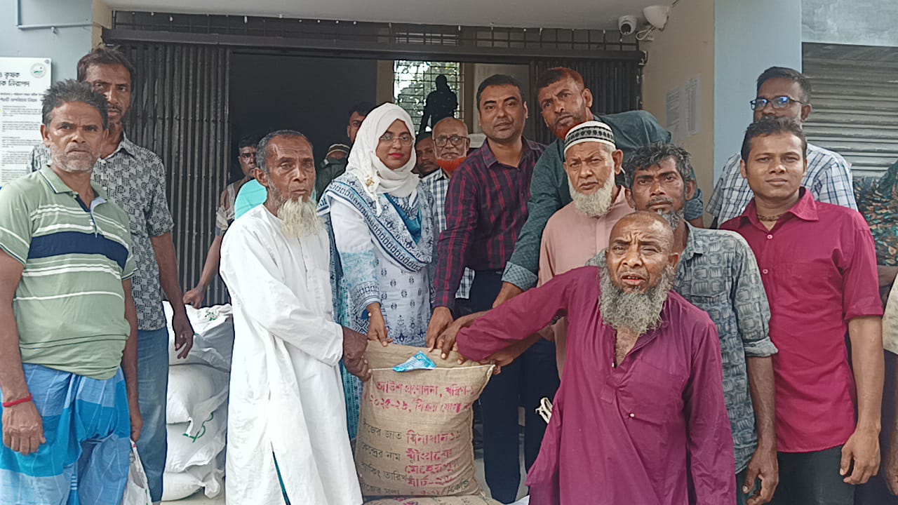 শ্যামনগরে কৃষি প্রণোদনায় ২৫০ কৃষকের মাঝে বিনামূল্যে বীজ ও সার বিতরণ