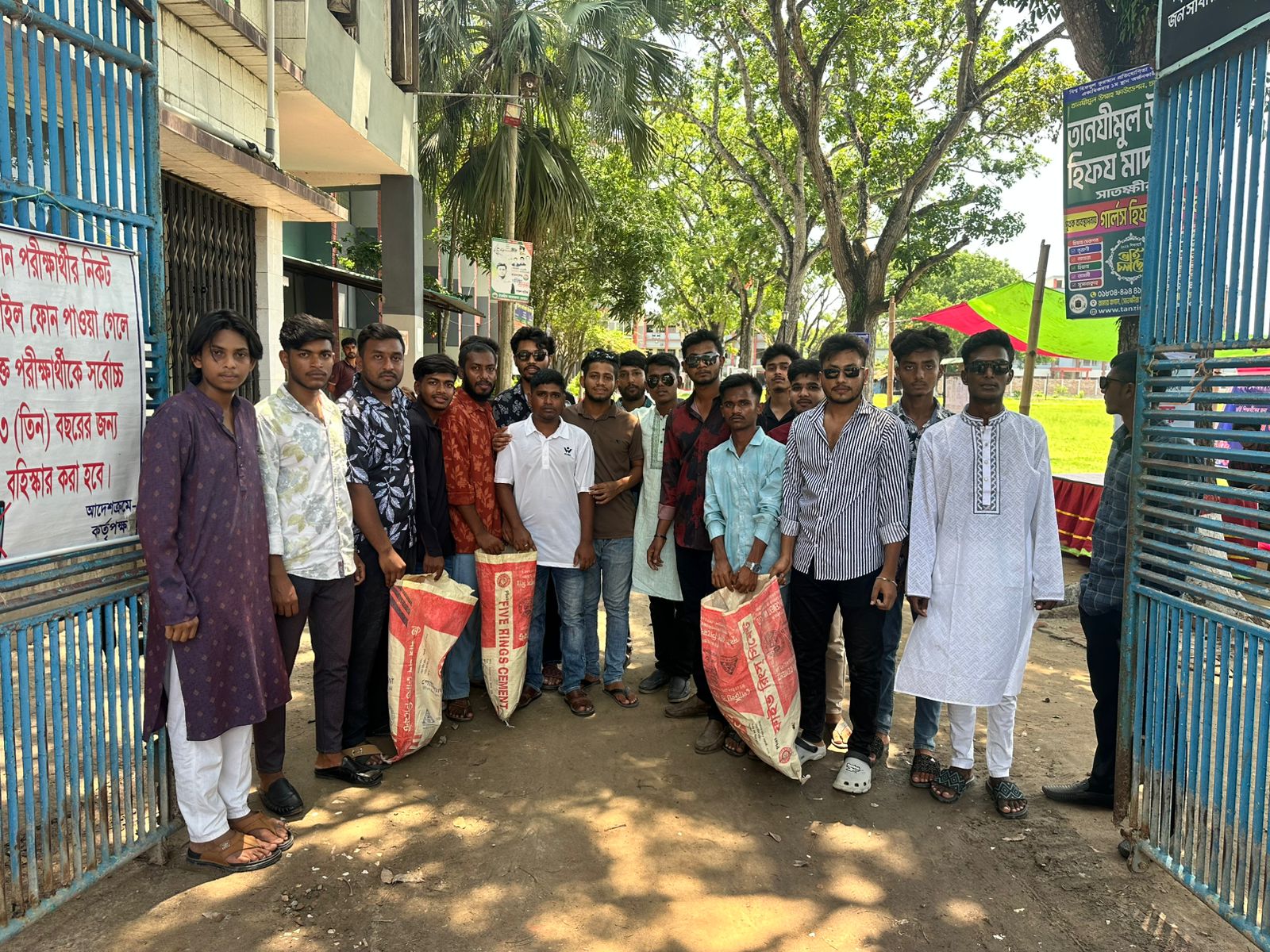 শ্যামনগর সরকারি মহসীন ডিগ্রি কলেজ ক্যাম্পাস পরিষ্কার করলেন কলেজ ছাত্রদলের নেতাকর্মীরা