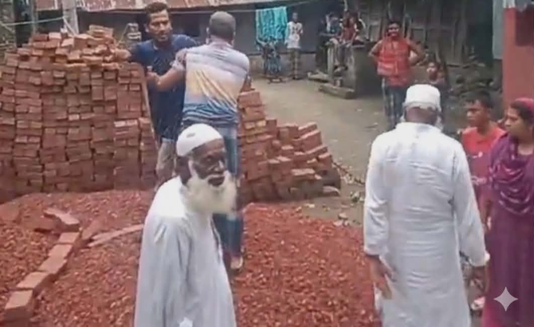 জমি ভাগাভাগি নিয়ে চরম উত্তেজনা স্কুলশিক্ষকের ‘দাঙ্গা-হাঙ্গামা’ ও আক্রমণাত্মক আচরণে এলাকায় আতঙ্ক ​