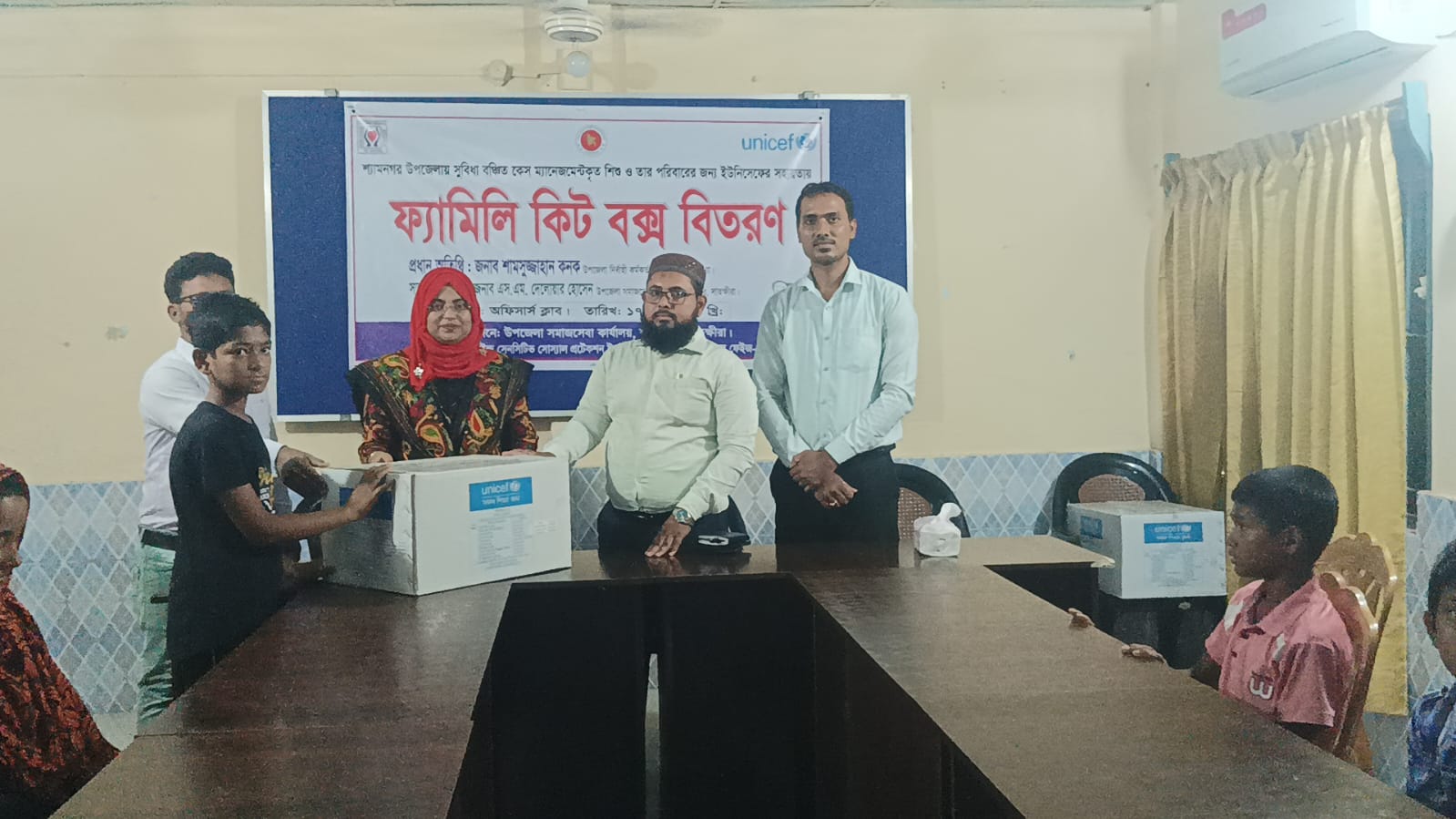 শ্যামনগরে সুবিধাবঞ্চিত শিশু ও পরিবারকে ইউনিসেফের সহায়তায় ফ্যামিলি কিট বিতরণ