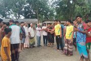 কোস্টাল ইয়ুথ সোসাইটির উদ্যোগে শ্যামনগরে ফুটবল প্রিয় যুবকদের মাঝে বল বিতরণ করা হয়েছে