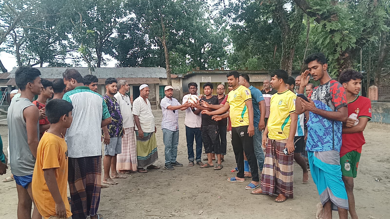 কোস্টাল ইয়ুথ সোসাইটির উদ্যোগে শ্যামনগরে ফুটবল প্রিয় যুবকদের মাঝে বল বিতরণ করা হয়েছে