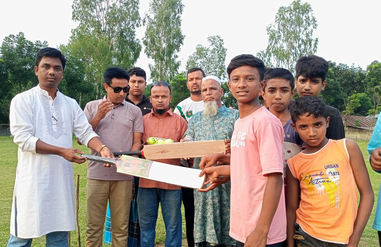 যুব সমাজকে মাদক ও জুয়া-ক্যাসিনো থেকে দূরে রাখতে ক্রীড়া সামগ্রী বিতরণ