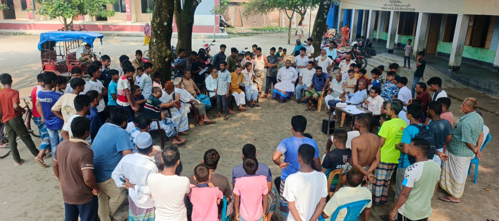 ঝাড়বাড়ী সরকারি প্রাথমিক বিদ্যালয়ের ব্যবস্থাপনা কমিটি গঠনে অনিয়মের অভিযোগ উঠেছে.....   বীরগঞ্জ উপজেলার ৩নং শতগ্রাম ইউনিয়নের ঝাড়বাড়ী সরকারি প্রাথমিক বিদ্যালয়ের ব্যবস্থাপনা কমিটি গঠনকে কেন্দ্র করে দুর্নীতি ও বিভিন্ন অনিয়মের অভিযোগ উঠেছে। বিদ্যালয়ের একাধিক অভিভাবক ও স্থানীয়দের পক্ষ থেকে এসব অভিযোগ উত্থাপন করা হয়েছে।  অভিযোগে বলা হয়েছে, বিদ্যালয় ব্যবস্থাপনা কমিটি গঠনের তফসিল অনুযায়ী ভোটার তালিকা যথাসময়ে প্রকাশ করা হয়নি। এছাড়া তফসিলের বিভিন্ন ধাপ ও নিয়মাবলী সম্পর্কেও অভিভাবকদের অবহিত করা হয়নি বলে অভিযোগ রয়েছে। বিষয়টি নিয়ে এক বৈঠকে প্রধান শিক্ষক সংশ্লিষ্ট কর্মকর্তার উপস্থিতিতে তথ্য প্রকাশ না করার বিষয়টি স্বীকার করেছেন বলেও অভিযোগকারীরা দাবি করেন।  স্থানীয়দের অভিযোগ, প্রধান শিক্ষক নিজের পছন্দের ব্যক্তিদের নিয়ে একটি ‘পকেট কমিটি’ গঠনের চেষ্টা করেছেন। কমিটির অধিকাংশ সদস্য অতীতে নিষিদ্ধ সংগঠন  আওয়ামী লীগ সরকারের সুবিধাভোগী ছিলেন বলেও অভিযোগে উল্লেখ করা হয়েছে।  এছাড়া বিদ্যালয়ের শিক্ষক-কর্মচারীদের নিয়মিত উপস্থিতি, বিদ্যালয়ের প্রজেক্টর ব্যবহারের স্বচ্ছতা, স্লিপ ও অন্যান্য সরকারি বরাদ্দের অর্থ ব্যয়ের হিসাব নিয়েও প্রশ্ন তুলেছেন অভিযোগকারীরা। বিদ্যালয়ের ওয়াশরুমের অস্বাস্থ্যকর পরিবেশ এবং সরকারি সম্পদের অপব্যবহারের অভিযোগও করা হয়েছে।  অভিযোগে আরও বলা হয়েছে, বিদ্যালয়ের এক সহকারী শিক্ষক সরকারি বিদ্যুৎ ব্যবহার করে বিদ্যালয় প্রাঙ্গণে কোচিং পরিচালনা করেন। পাশাপাশি শিক্ষক প্রতিনিধি নির্বাচন এবং ব্যবস্থাপনা কমিটি গঠনের প্রক্রিয়ায় অন্যান্য শিক্ষকদের মতামত নেওয়া হয়নি বলেও দাবি করা হয়েছে।  আরও অভিযোগ রয়েছে, কমিটি গঠনের প্রজ্ঞাপন জারির পর এক ব্যক্তির সন্তানকে বিদ্যালয়ে ভর্তি করিয়ে তাকে অভিভাবক সদস্য হওয়ার সুযোগ করে দেওয়া হয়েছে। এ বিষয়ে বিদ্যালয়ের অন্যান্য শিক্ষকরা অবগত ছিলেন না বলেও অভিযোগকারীরা উল্লেখ করেছেন।  এদিকে অভিযোগগুলোর সুষ্ঠু তদন্ত করে প্রয়োজনীয় ব্যবস্থা গ্রহণের জন্য সংশ্লিষ্ট শিক্ষা প্রশাসনের প্রতি দাবি জানিয়েছেন অভিভাবক ও এলাকাবাসী