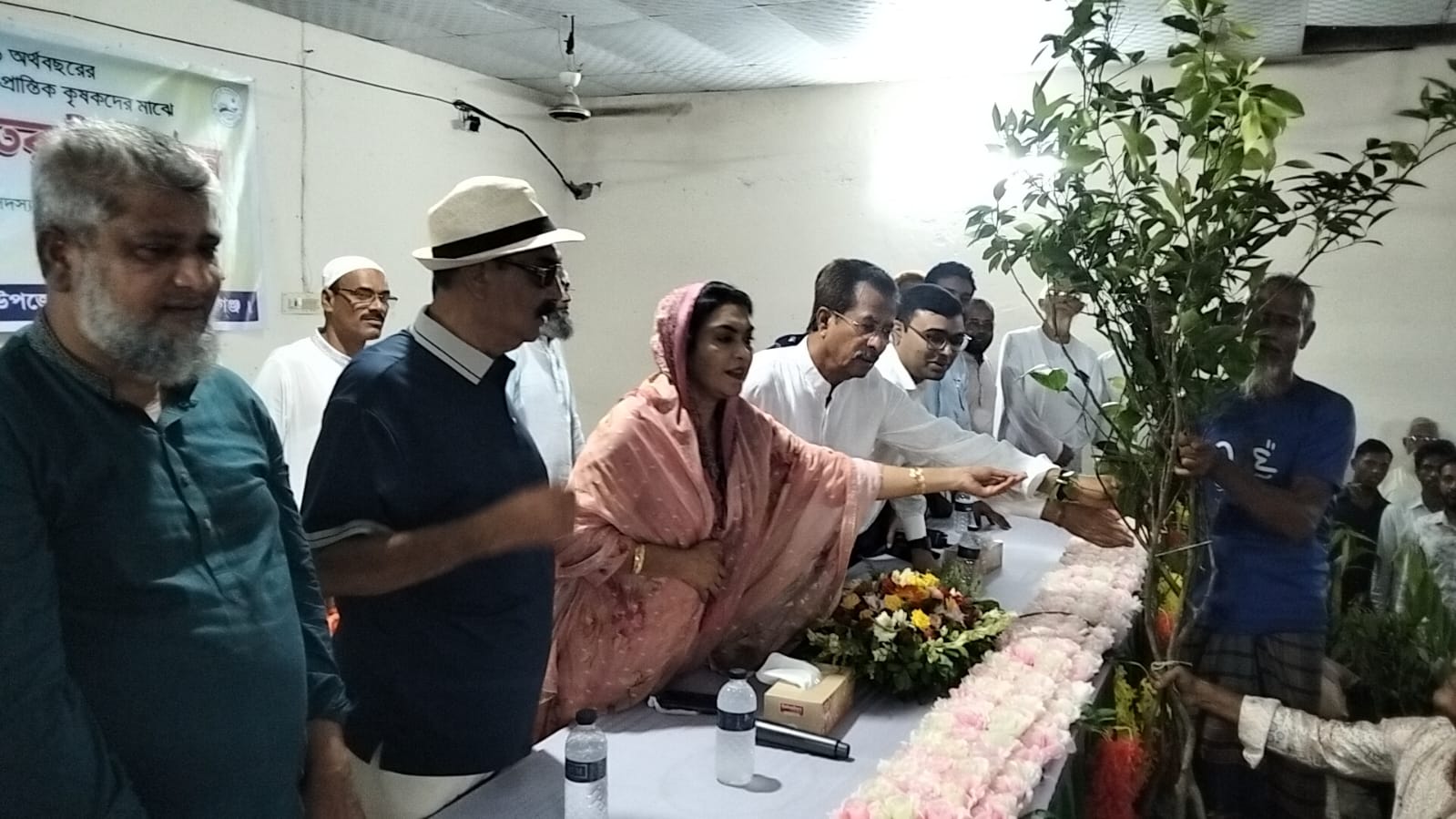 বাকেরগঞ্জে ক্ষুদ্র ও প্রান্তিক কৃষকদের মাঝে বিনামূল্যে বীজ, সার ও ফলদ চারা বিতরণ
