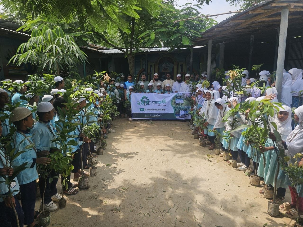 আস-সুন্নাহ ফাউন্ডেশনের উদ্যোগে আল-আজহার ইসলামিক একাডেমির শিক্ষার্থীদের মাঝে গাছের চারা বিতরণ