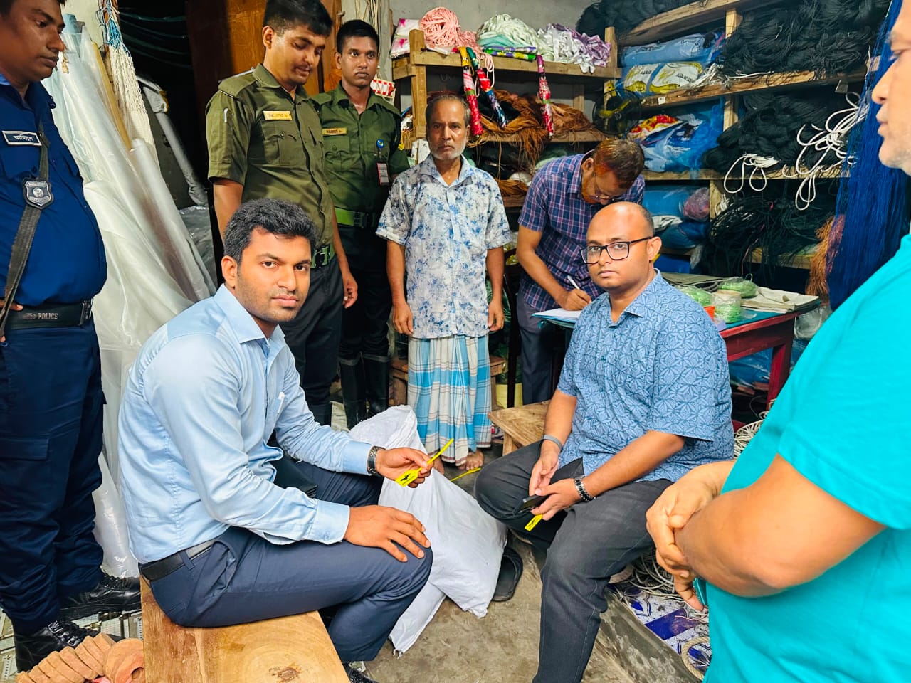 বাকেরগঞ্জে নিষিদ্ধ জালের বিরুদ্ধে অভিযান, দুই ব্যবসায়ীকে ১ লাখ টাকা জরিমানা