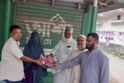 বীরগঞ্জে অসহায় নারীর হাতে বস্ত্রসামগ্রী তুলে দিল জামায়াত