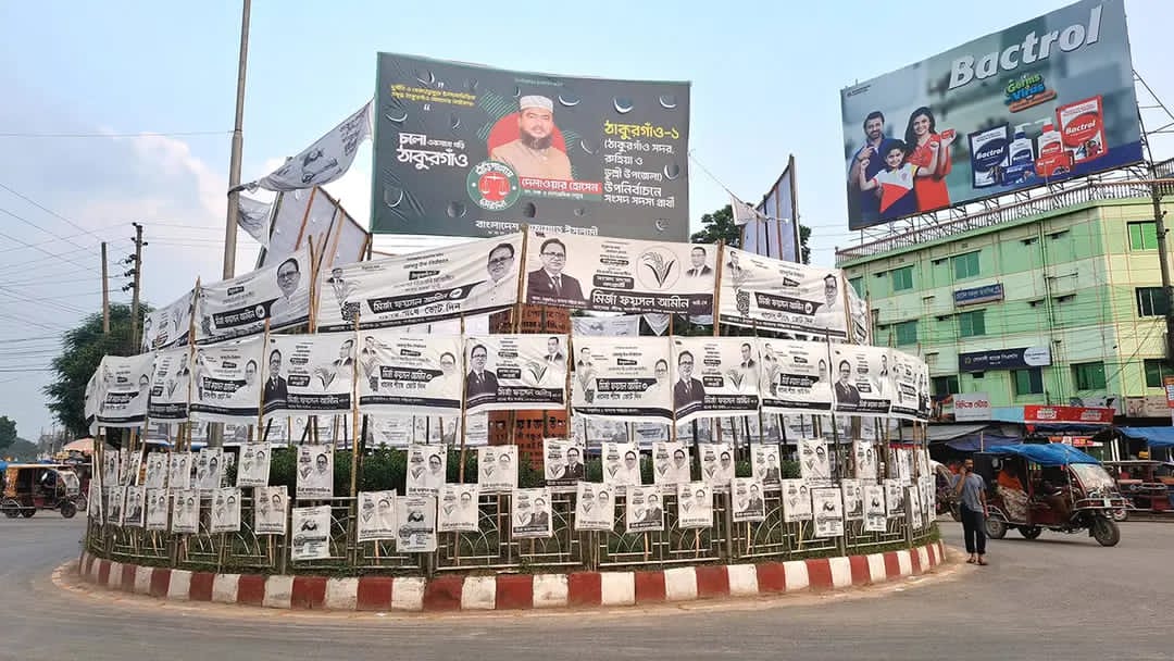 নির্বাচনী প্রচারণায় ঢাকা পড়েছে ঠাকুরগাঁওয়ের জুলাই স্মৃতিস্তম্ভ