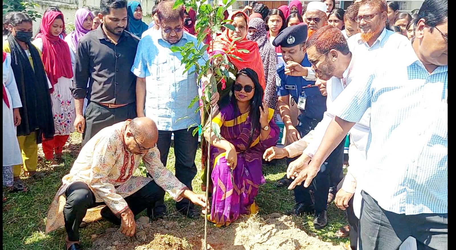 বীরগঞ্জ মডেল প্রেসক্লাবের উদ্যোগে বৃক্ষরোপণ কর্মসূচি ও চারা বিতরণ