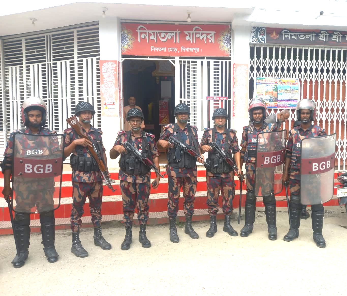 আসন্ন শারদীয় দুর্গাপূজার নিরাপত্তা ডিউটি পালনে দিনাজপুরে ৪২ বিজিবির পূর্ব প্রস্তুতি